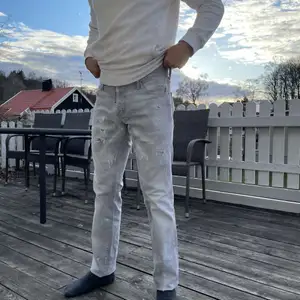 Det är ett par fina byxor som är i ett helt nytt skick. Färgen är en blandning mellan vit och grå, vilket gör dem både snygga och unika. Jag själv tycker dem är snygga men de passar tyvärr inte mig längre. De är långa och passar smala killar mer. 