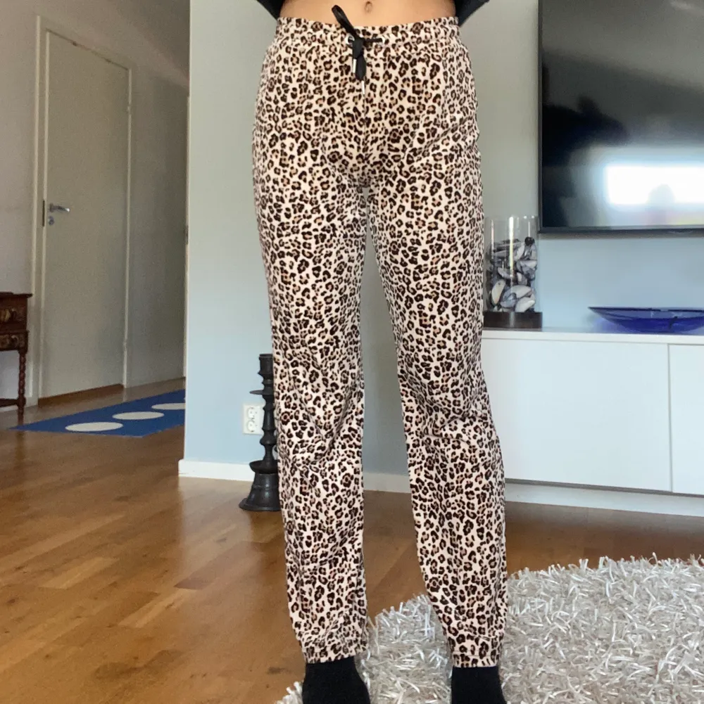 Supersköna vida mjukisbyxor i leopardmönster från Gina tricot. Fint skick! Skicka meddelande vid intresse/frågor💖. Jeans & Byxor.