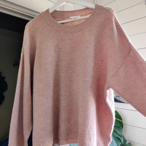 Stickad tröja - en supermysig stickad tröja från HM! jättefin gammelrosa färg 💓 nyskick! pris 50 kr plus frakt! 