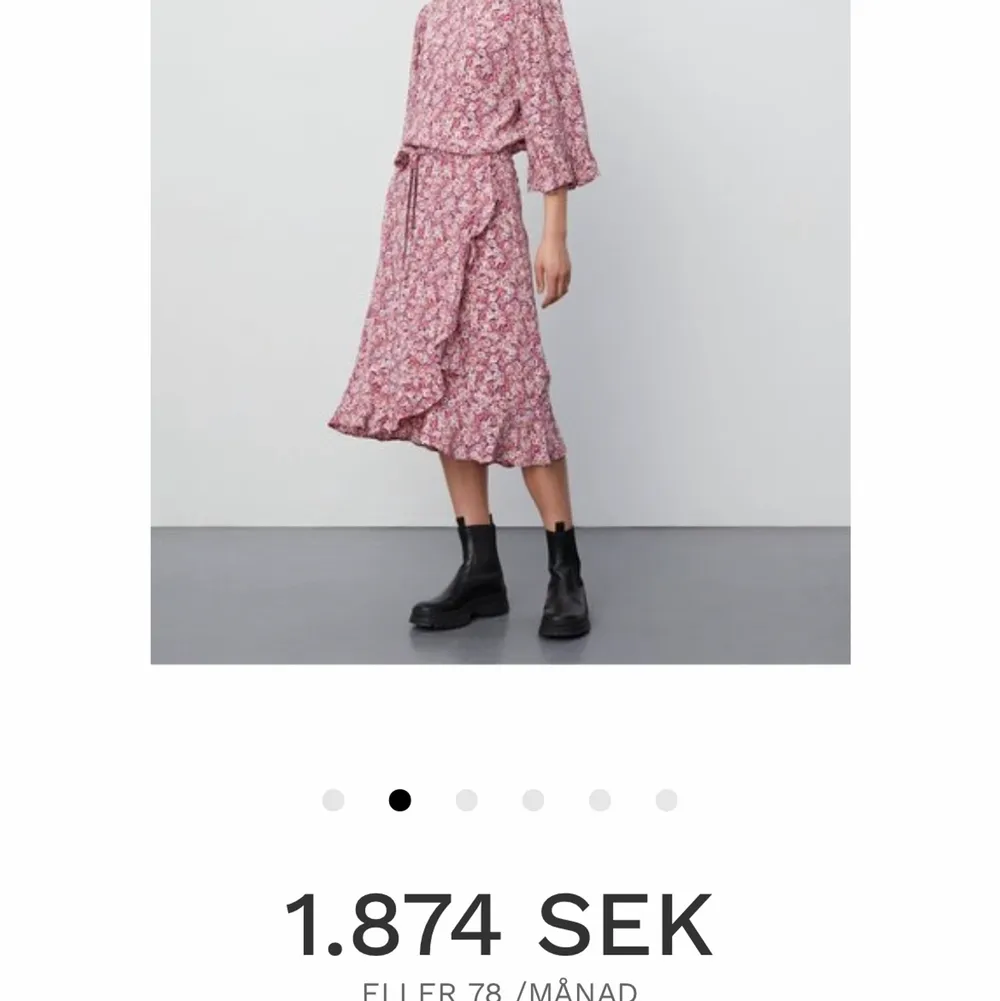 Säljer en super vacker kjol med blommor på!❤️❤️Buda privat!☺️💜🙏🏼🌸🤩❤️Använd endast en gång!❤️. Kjolar.