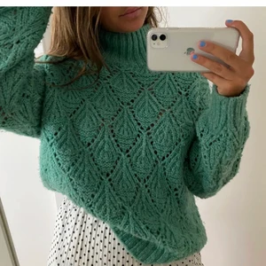 Grön stickad tröja  - LÅNAD BILD från plick!! Säljer denna stickade tröja från Zara. Storlek 158 (passar XS/S). Egna bilder lägga ut i annonsen snart. Frakt 66kr. Möts bara upp i Täby.