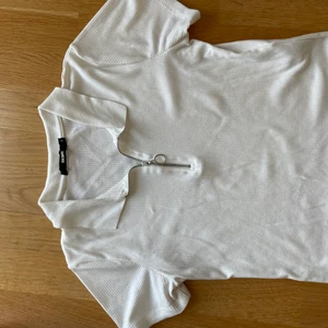 Vit t shirt med dragkedja  - Vit t shirt från Bikbok med en liten dragkedja💗 