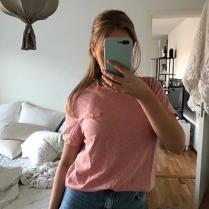 Acne t-shirt  - T-shirt från Acne i storlek S! Sparsamt använd i fint skick, köparen står för frakt💕