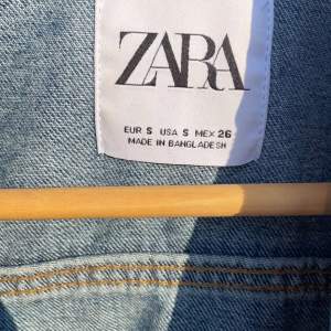 jätte fin cropad jeans jacka från Zara, aldrig andvänd endast testad någon gång. Då jag inte minns vad den kostade så sätter jag ett relativt rimligt pris❤️