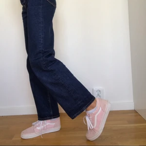 Rosa vans skor strl 36,5 - Rosa vans sneakers i fint skick. Dom är i strl 36,5 och mäter ca 24,5 cm inuti. Andvända ganska så mkt priset kan diskuteras vid köp. säljs då dom är försmå ⚠️köparen står för frakten⚠️