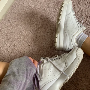 Fila skor - Fila skor använda 1 sommar. Skick på utsidan: 8/10 rena men lite creasade. Skick på insidan 6/10 kan bli 9/10 om man byter ut eller tvättar sulan. Köpta för ca 1000kr. Väldigt små i strl 39,5 känns som 38,5. 