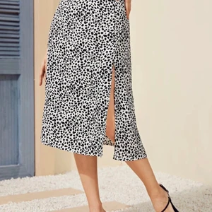 Lång kjol  - En jättefin lång kjol som är perfekt för sommaren. Jag råkade köpa den i en storlek för liten och därför säljer jag den(aldrig använd) 🌸 den har en dragkedja där bak och en slits i sidan. Buda i kommentarerna och skicka ett meddelande för fler bilder☀️ köpt för 70kr (har inte riktigt koll på vad frakten kostar men mellan 40-60kr)