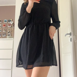 Klänning öppen rygg - Klänning med öppen rygg och guldkedjadetalj. Skick: 8/10 pga kedjan har tappat lite färg, inget man tänker på. 