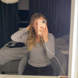 Blus - En randig blus i blå. Den är jätteskönt och i nästan nytt skick, har använt den max 3 gånger