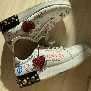 Sneakers - SJUUKT snygga skor som jag tyvärr inte vet märket på, skicket är inte det bästa därav priset men går lätt att fräscha upp! Säljer för 150kr + frakt 🤍