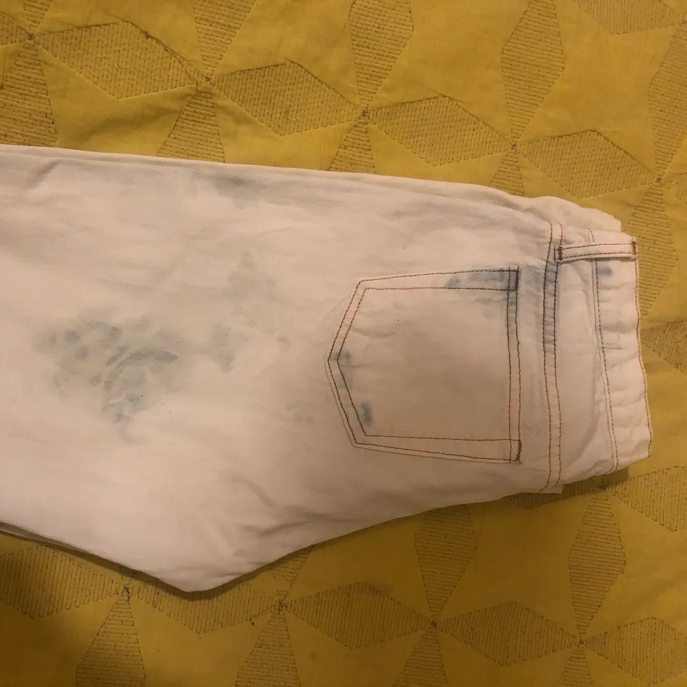 Ursnygga vita Jeans av ett italiensk märke Sweep storlek 38 men jag skulle nog säga att de är mer av en 36a. Så snygga sömmar! Vintage i fint skick❣️. Jeans & Byxor.