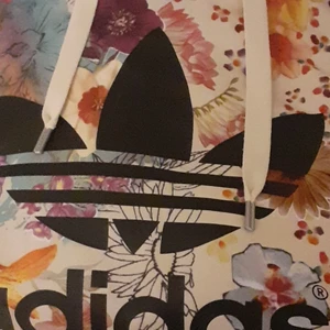 Adidas hoddie - Färgglad adidas hoddie (äkta) köparen står för frakten