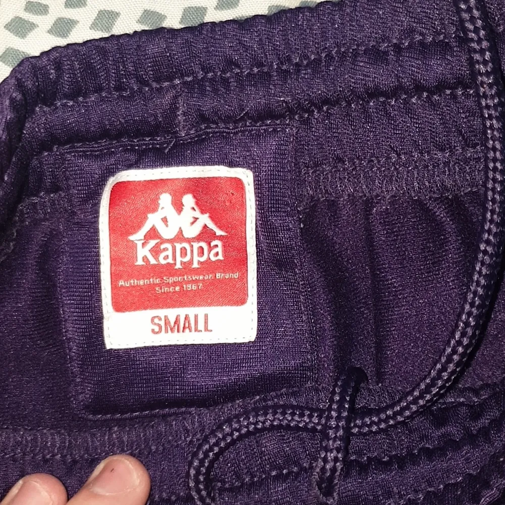 Ett par lila kappa byxor, köpta på depop för länge sen. Inte kommit till användning alls nästan. Storlek small. Unisex. Köpare står för frakt. Jeans & Byxor.