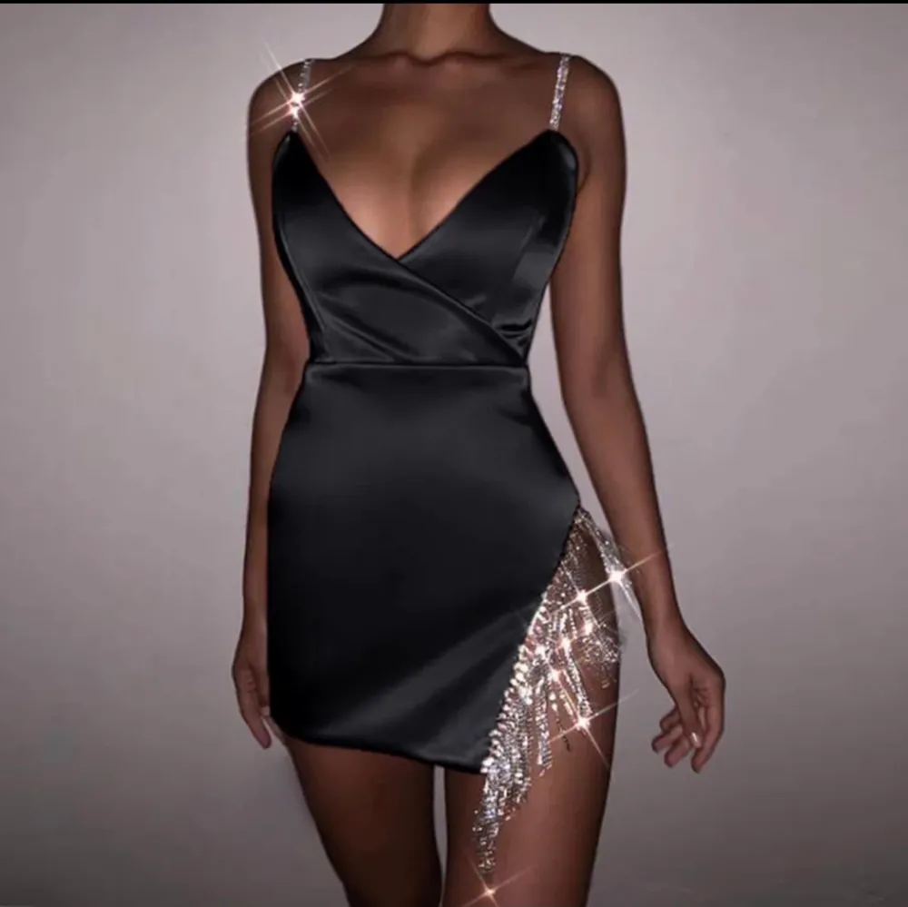 En festlig svart kläning, passar perfekt till en utekväll . Klänningar.