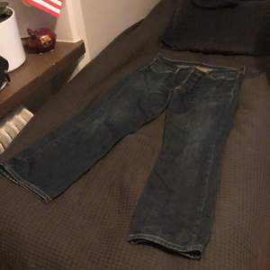 Helt oanvända Levis jeans i storlek W34 och L32, bra skick, pris kan diskuteras runt 300kr och över
