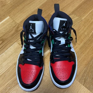 Jordans  - Säljer mina mid-High jordans pga att de ej kommer till användning tyvärr. Box finns om du vill att det medföljer. Använda endast 2 gånger och är i super skick. Köpta i gallerian när de previs kommit ut, inga crese finns. Mera bilder kan skickas:) 