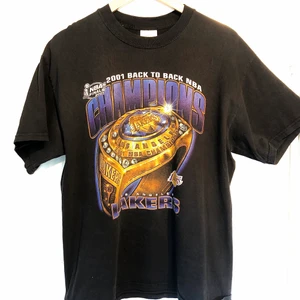 Vintage T-Shirt - Vintage LA Lakers NBA Champions tee från 2001. Inga skador, kan mötas beror på var! för fler bilder eller frågor är det bara att skriva! Buda!