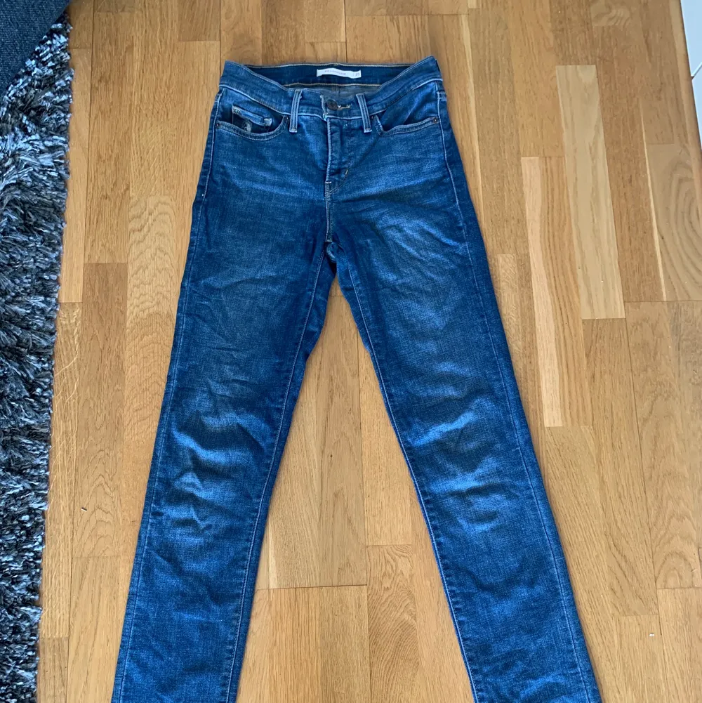 Säljer Levis jeans i jätte bra skick, använda ett fåtal gånger. Modell 312 shaping slim. Jeans & Byxor.