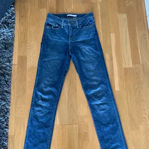 Säljer Levis jeans i jätte bra skick, använda ett fåtal gånger. Modell 312 shaping slim
