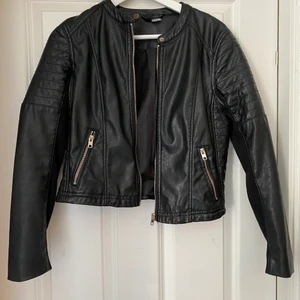 Skinnjacka från H&M strl 38 - Fin skinnjacka från H&M. Säljer på grund av att den inte kommer till användning längre. Storlek 38.