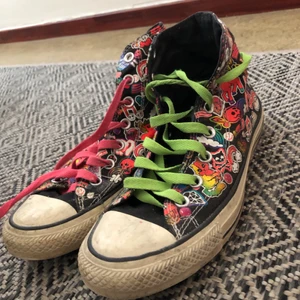 Unika Converse 💚💗 - ÄKTA converse i unik design !! Super coola och trendiga 😍 svåra att få tag på pga att de inte säljs längre! 