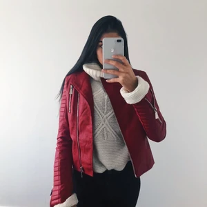 skinnjacka  - svinsnygg röd jacka i fake-skinn. Använd ett fåtal gånger under 1säsong, sedan dess bara hängt i gaderoben. om flera är intresserade blir det budgivning. Står 40 i storlek men är mer som en 36/38