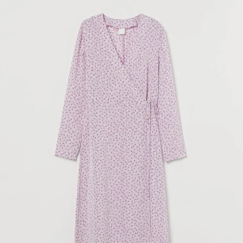 Säljer denna nya klänning från H&M, slutsåld i de flesta storlekarna! Passar perfekt till våren och sommaren! Endast testad!. Klänningar.