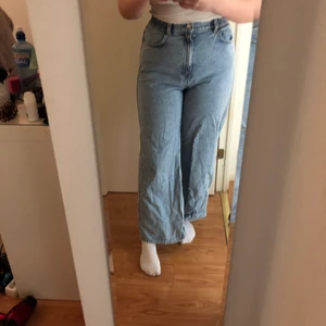 Byxor  - Byxor från weekday. Strolek 40. Använd 1-2 gånger