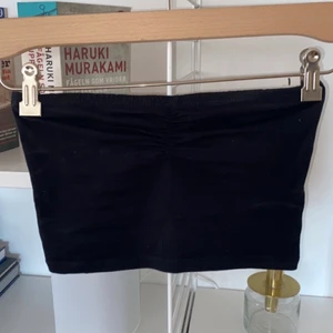 Tubtopp - Basic svart tubtopp, najs att ha till ett par oversized jeans. Finns inte så mycket att skriva om den hahah. Lappen är tyvärr borta men skulle uppskatta att det är en small! 