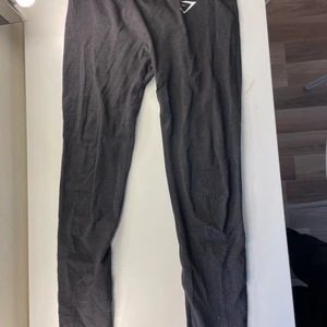 Träningstights från Gymshark - Svarta träningstights i storlek S ”vital seamless leggings” från Gymhark. Ett jättelitet hål i sömmen vid rumpan som antingen kan lagas eller låtas va då det nästan inte syns alls när man har dom på! Bra skick utöver det lila hålet! Startpris på 200kr! Kontakta gärna mig om det finns frågor!!