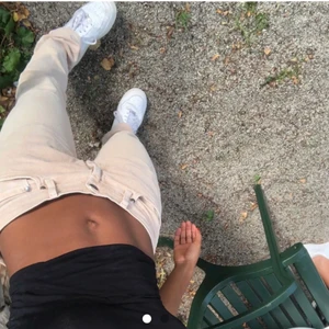 Nya beiga lowwaist  - Beiga lowwaist mini bootcut! Skit snygga och sköna. Använda 1 gång. Frakt tillkommer 💓 buda