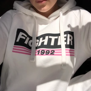 Hoodie från Gina Tricot - Vit hoodie ifrån Gina Tricot, med tryck. Jätte fin och mysig. Använd mycket sparsamt och inga fläckar eller något.   Fof fluffig på insidan.  Strl: 2XS men den är mer som en XS kanske S skulle jag säga. Köptes för ett år sedan för 300kr.   Luvan är en bra luva om man säger så eller alltså man ser inte konstig ut i den om man har den på sig eller vad man ska säga.   Undrar du något kolla profilen eller kika in i chatten☺️