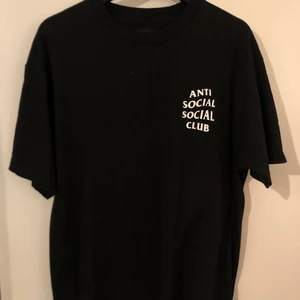 Anti social social club logo tee - Använd fåtal gånger, fler bilder kan skickas vid intresse