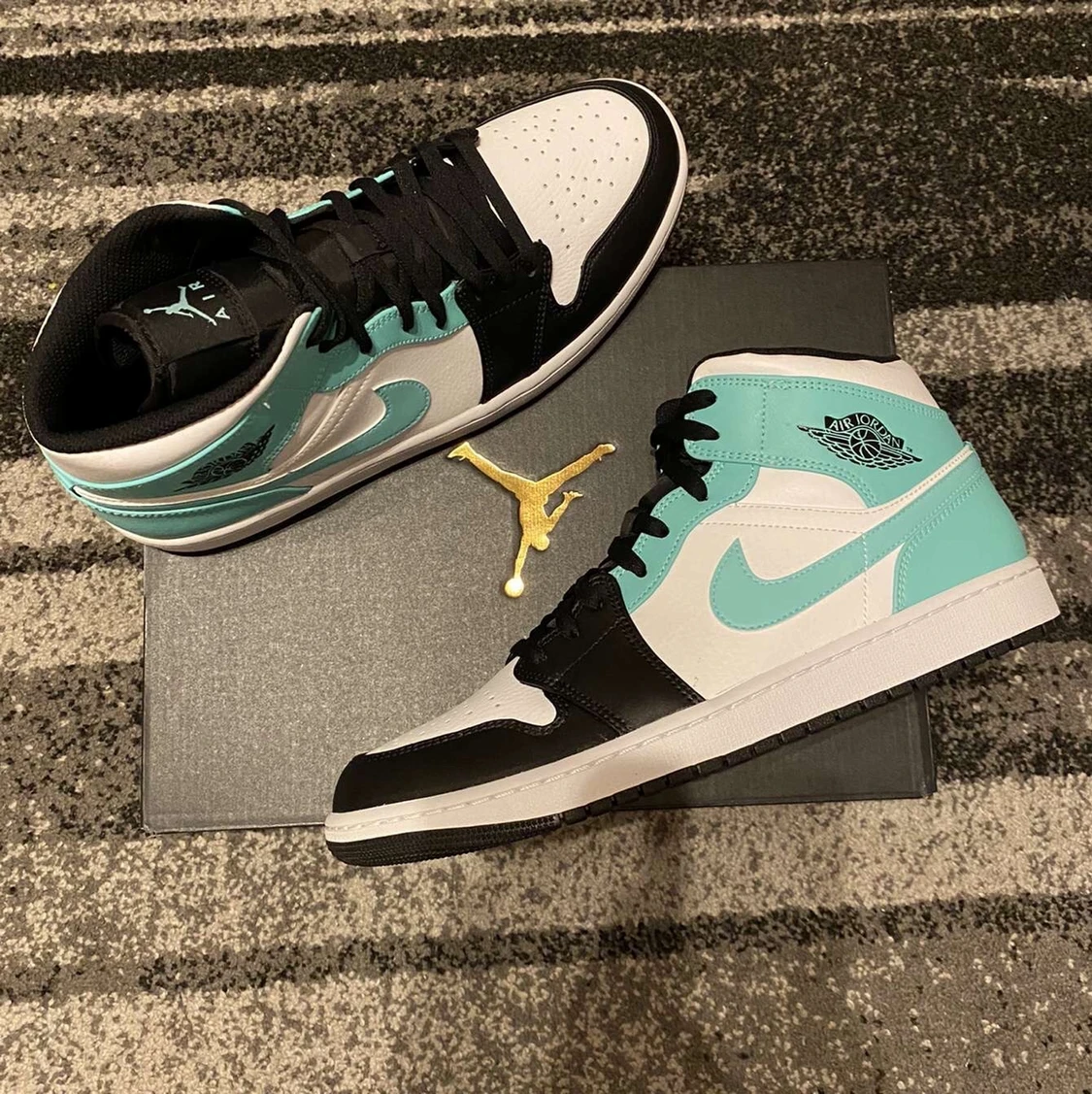Jordan 1 mids ( Tropical twist ) - 90