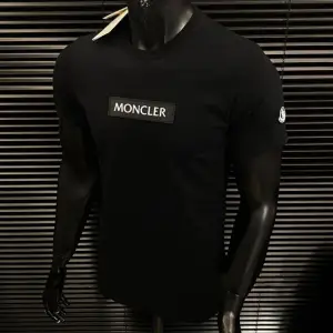 Moncler T-shirt av högsta kvalitet, finns i alla storlekar. 