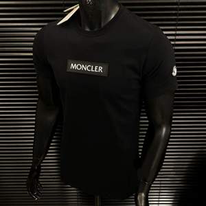 Moncler T-shirt av högsta kvalitet, finns i alla storlekar. 