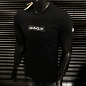 Moncler T-shirt  - Moncler T-shirt av högsta kvalitet, finns i alla storlekar. 