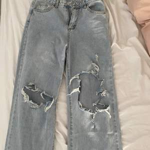 Snygga slitna jeans i storlek M, sitter som en S/M. Endast testade. Köparen står för frakt.