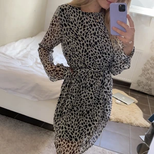 Klänning  - Super fin klänning från NA-KD som tyvärr inte kommer till använd. Är använd Max 2 gånger så är i nyskick. Storlek 36