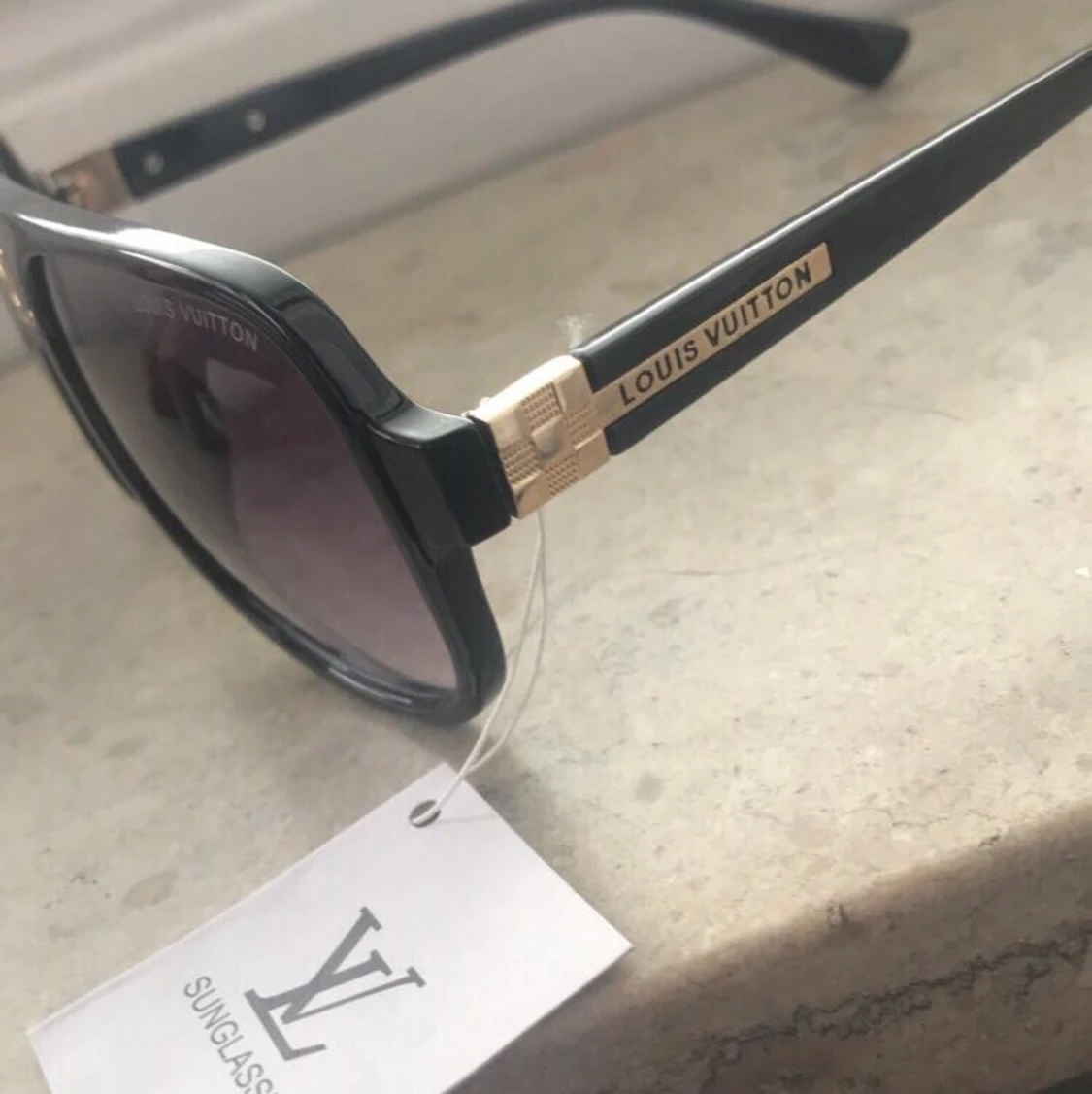 Louis Vuitton Solglasögon  - 90