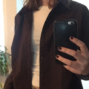 skjorta - en vanlig brun skjorta som passar till mycket 🌲 storlek 44 men skulle säga att den är mindre i strl. sitter liiiite oversized på mig som har typ S💞 köpt 2hand :) hör av er vid frågor!