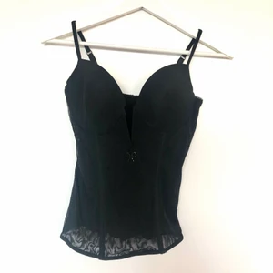 Djupt urringad korsett med strass rosett  - Jättefin transparent djupt urringad korsett med strass rosett! Bilderna ger ingen rättvisa till hur fin den egentligen är 🖤