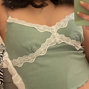 grön topp! - Säljer denna SKITsöta toppen från shein som tyvärr inte kommer till användning då jag helt enkelt inte är tillräckligt bekväm ✨ Den har blivit använd ca 5 gånger och är därför (i princip) felfri vill jag säga! Tyvärr inte justerbara band, men de är ca 25cm (inte mätt, endast ögonmåttat) ✨
