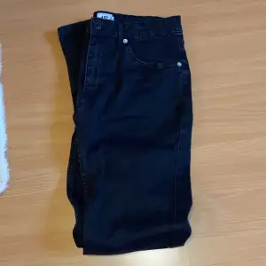 Ett par svarta jeans från lager157, det är storlek XL, använda ett fåtal gånger men är som nyskick då dem blivit förstora för mig som vanligtvis har M/L nu. Säljer för 200kr, frakt tillkommer! 