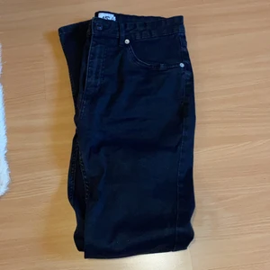 Lager157 - Ett par svarta jeans från lager157, det är storlek XL, använda ett fåtal gånger men är som nyskick då dem blivit förstora för mig som vanligtvis har M/L nu. Säljer för 200kr, frakt tillkommer! 