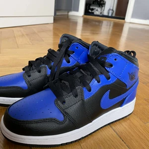 Air Jordan 1 Mid Hyper Royal, 37,5. - Air Jordan 1 Mid Hyper Royal 37,5. Säljes på grund av för små. Köpta från restocks.