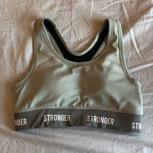 Stronger sport-bh🩶 - Säljer en helt oanvänd strongertopp! Storlek S. Pris kan diskuteras💞