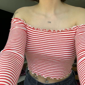 off-shoulder tröja - Säljer min otroligt sköna off-shoulder tröja ifrån bikbok då den inte längre kommer till användning. Den är i storlek Xs, men passar på mig som har S-M :( Skriv för fler bilder/info 💘💘 
