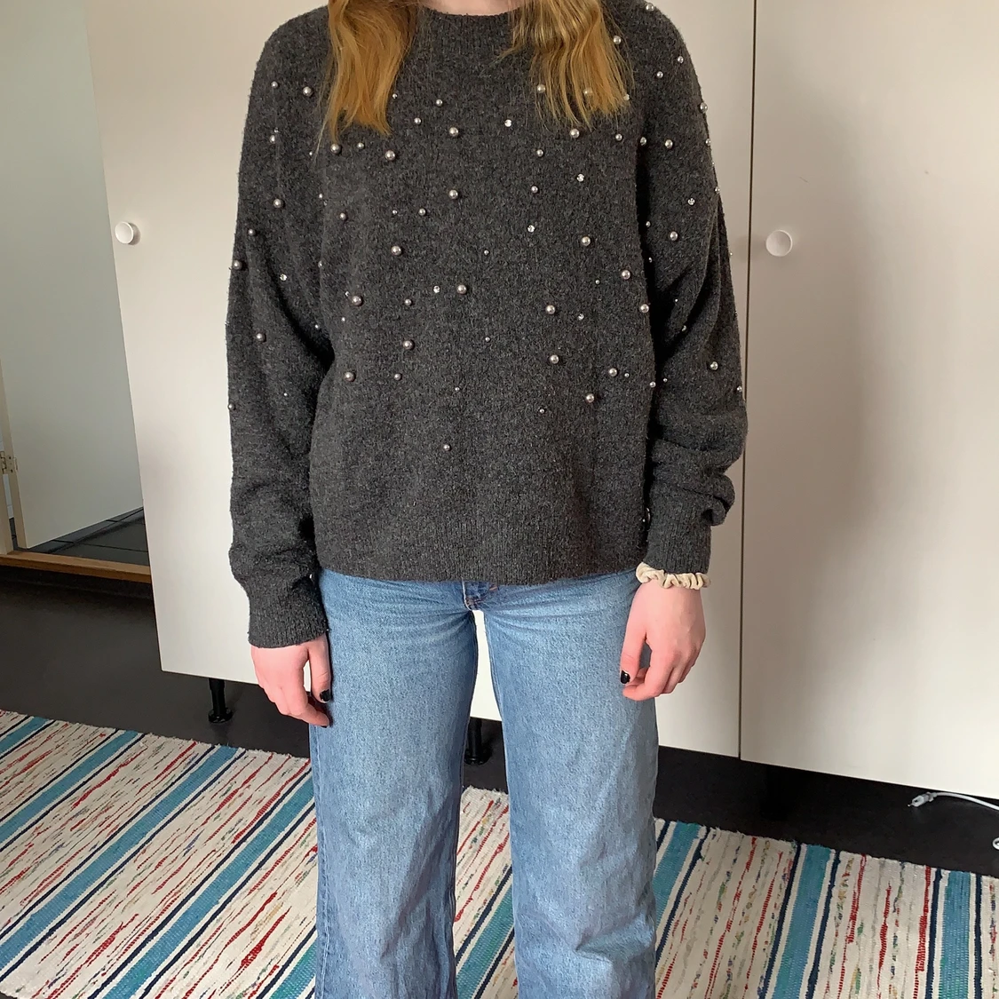 Stickad tralla med pärlor