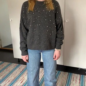 Stickad tralla med pärlor  - Stickad tröja med pärlor från hm i storlek xs men är mer som S